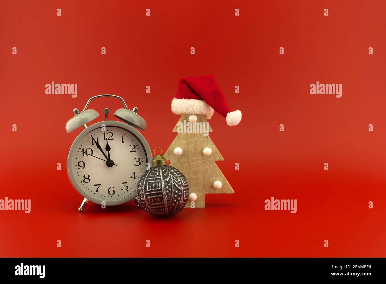 Weihnachtsbaum mit Weihnachtsmütze und Vintage-Uhr Stockfoto