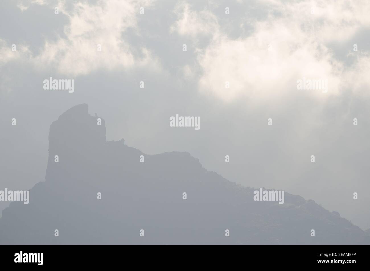 Silhouette der Roque Bentayga Hintergrundbeleuchtung und Wolken. Stockfoto