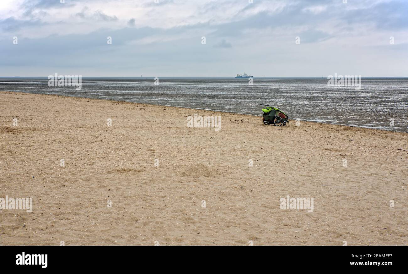Kinderwagen am Strand von Schilig und dem Wattenmeer Stockfoto