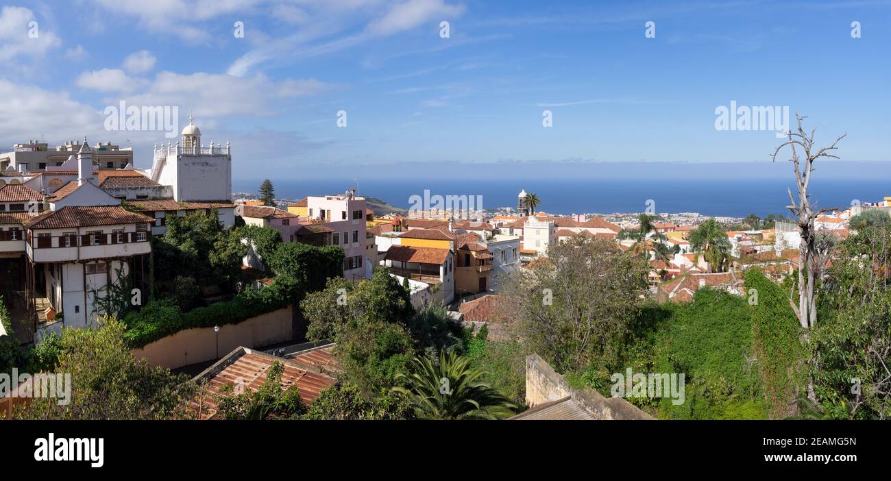 La Orotava auf Teneriffa - Blick über die Stadt von Die Plaza de la Constitucion Stockfoto