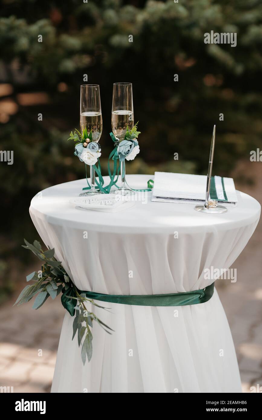 Hochzeit Gläser für Wein und Sekt aus Kristall Stockfoto