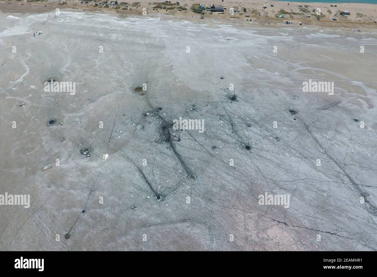 Draufsicht auf die Salzsee-Schlammquellen. Äußere Ähnlichkeit mit Kratern. Schlammheilungsquellen Stockfoto