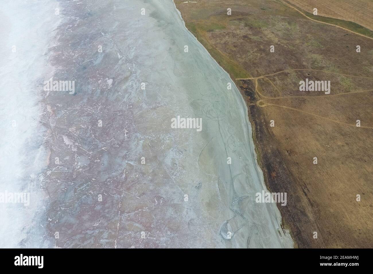 Saline Salz See im Asowschen Meer Küste. Ehemalige Mündung. Blick von oben. Trockene See. Blick auf den Salzsee aus der Vogelperspektive Stockfoto