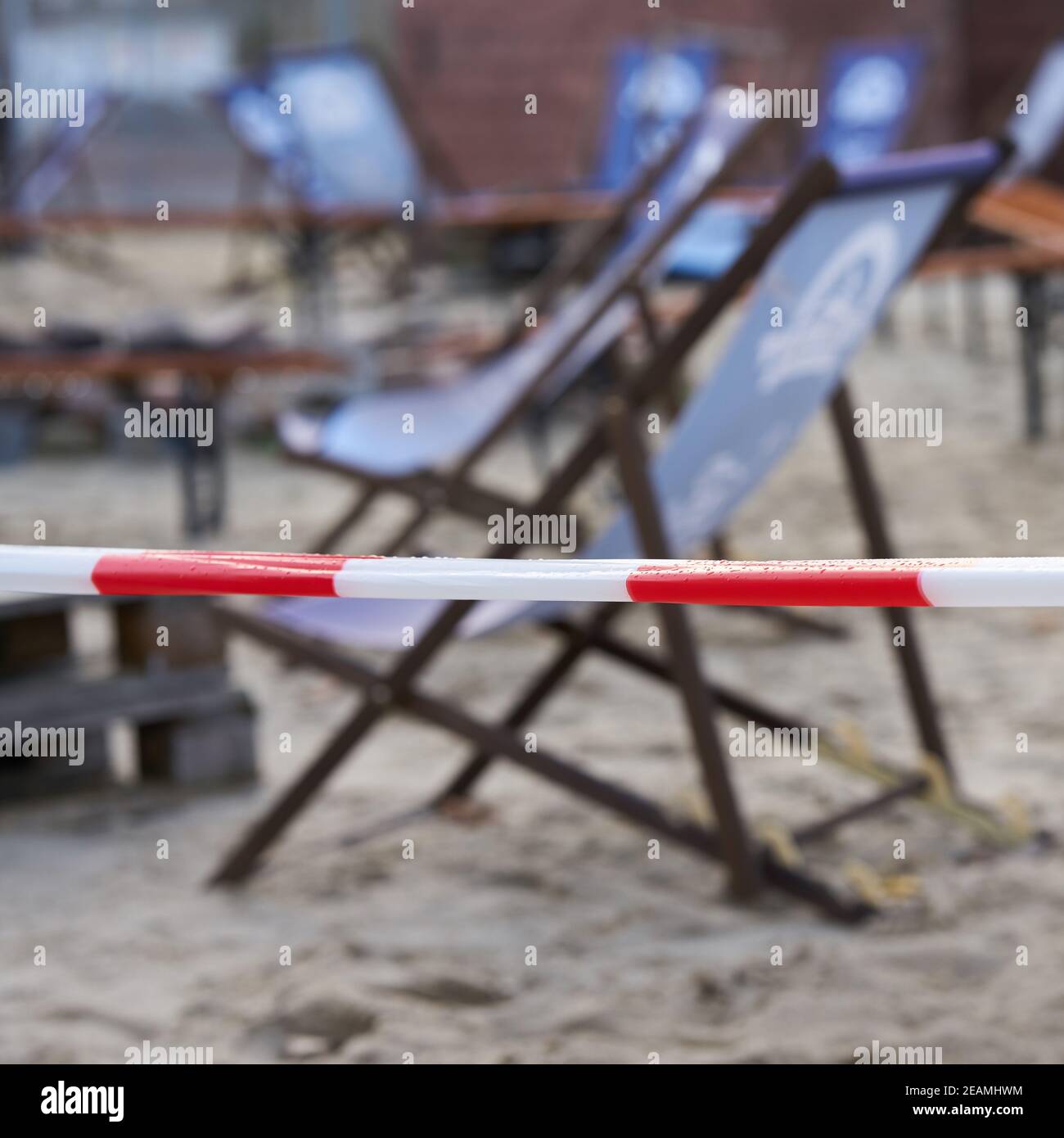 Barriere einer geschlossenen Strandbar mit Sperrband während Die Corona-Pandemie in Deutschland Stockfoto