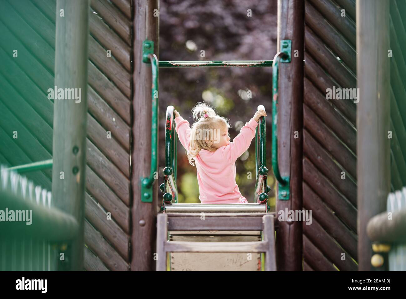 Kind zu Spielplätzen, Spaß haben Stockfoto