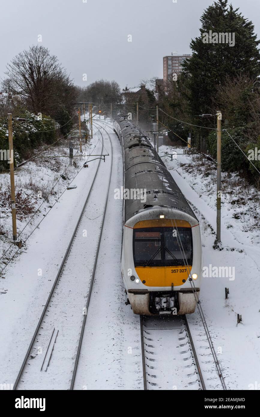 C2C Zug nahe Westcliff on Sea Station, Southend Borough, Essex, UK, mit Schnee vom Storm Darcy. Öffentliche Verkehrsmittel im Winterwetter, gestört Stockfoto