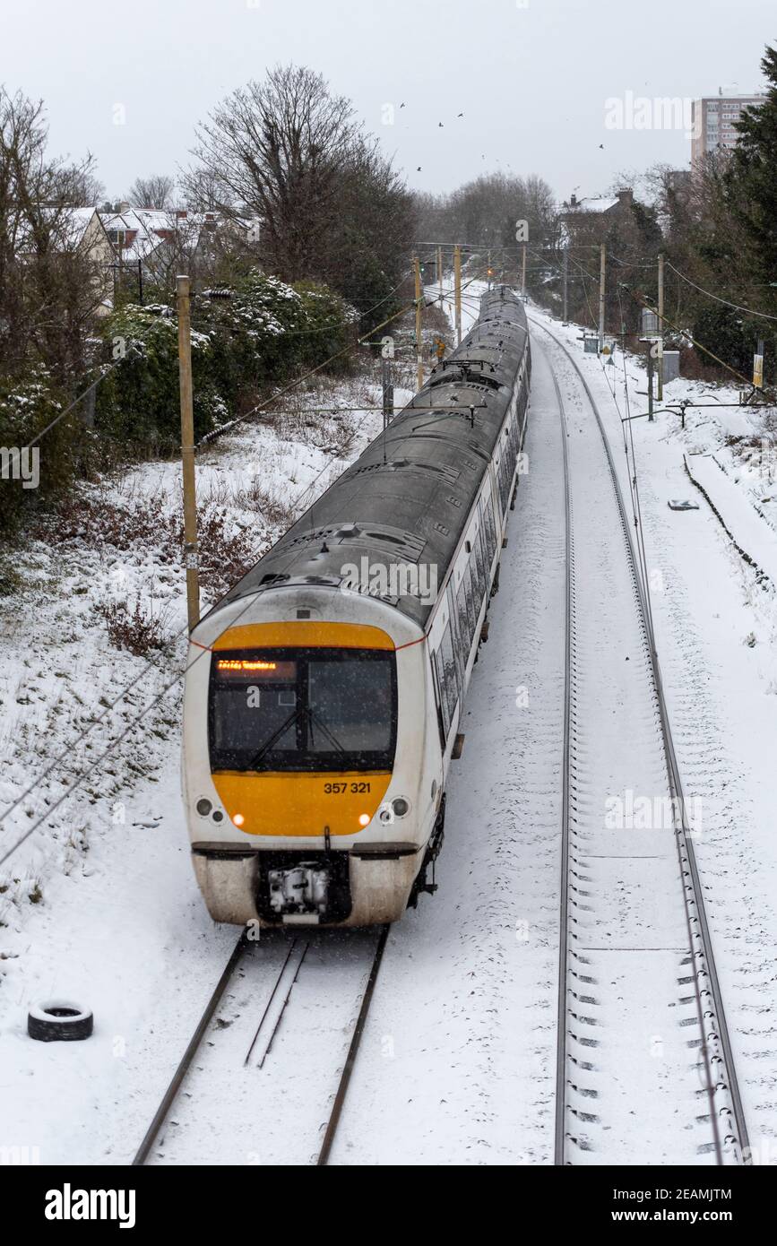 C2C Zug nahe Westcliff on Sea Station, Southend Borough, Essex, UK, mit Schnee vom Storm Darcy. Öffentliche Verkehrsmittel im Winterwetter, gestört Stockfoto