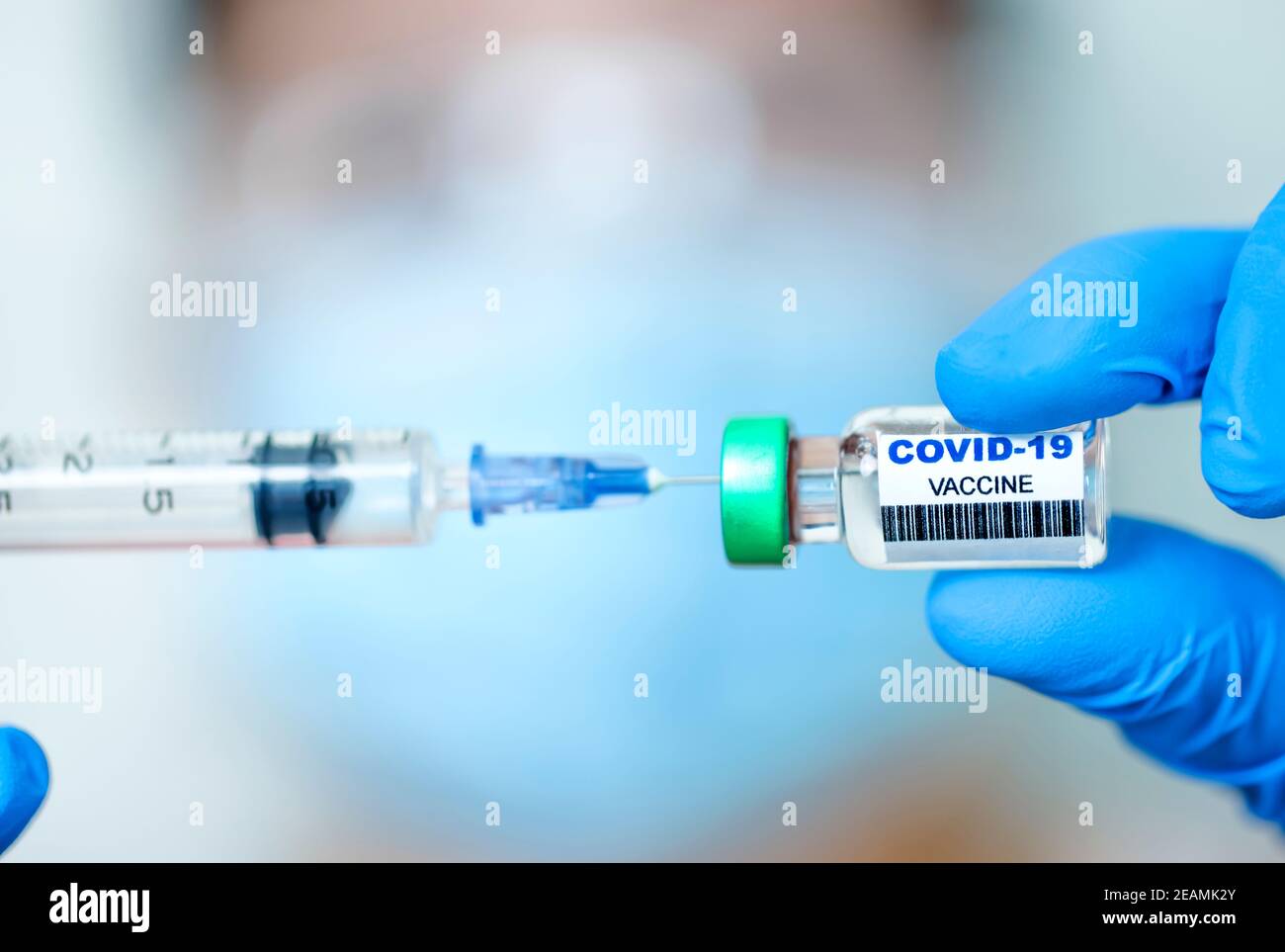 Entwicklung und Schaffung Coronavirus-Impfstoff COVID-19 Konzept. Arzt zeigt Impfstoff in der Hand Stockfoto