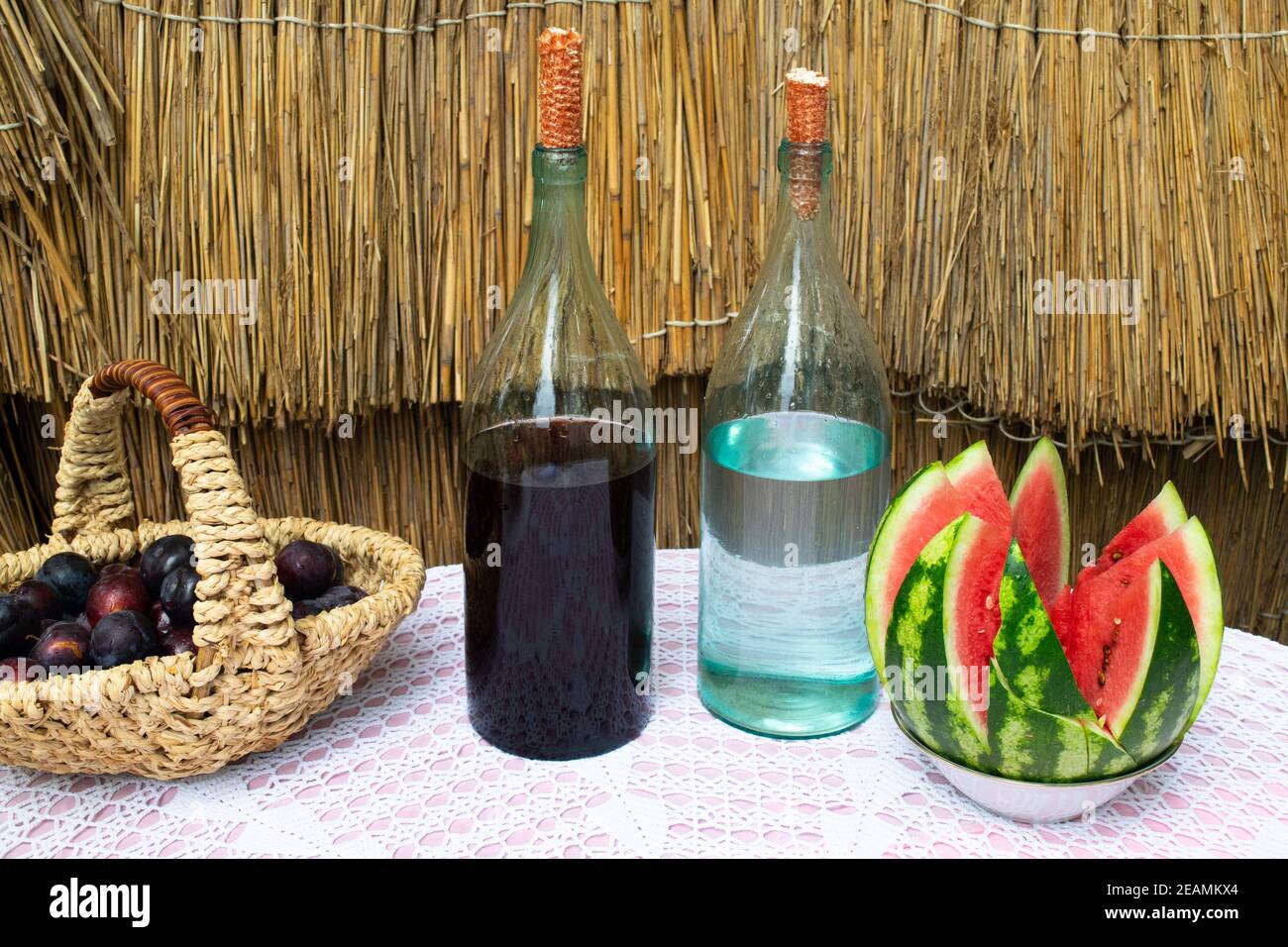 Flaschen Wein und Mondschein auf dem Tisch Stockfoto