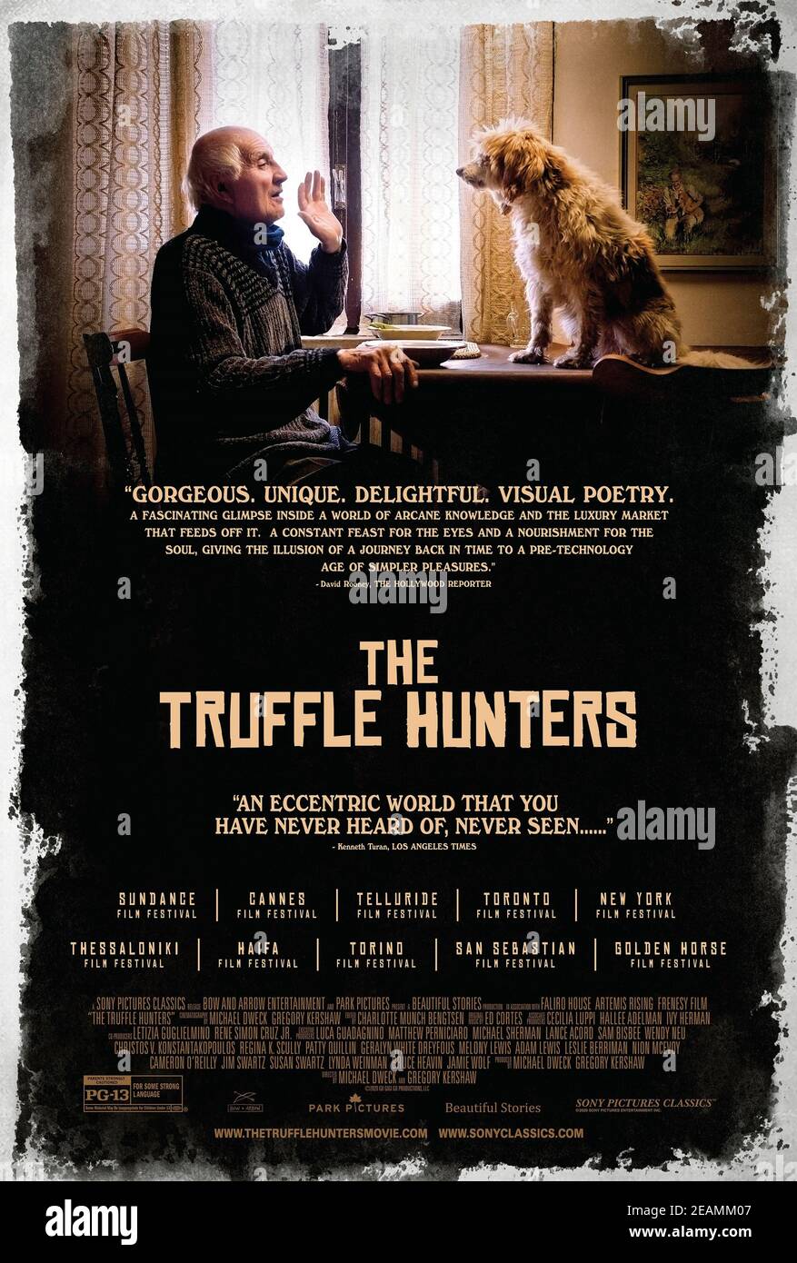 The Truffle Hunters (2020) unter der Regie von Gianfranco Rosi mit Piero Botto, Sergio Cauda und Maria Cicciù. Italienischer Dokumentarfilm über eine Handvoll Männer im Piemont, Italien, die mit Hunden nach dem teuren weißen Alba-Trüffel jagen, der nicht angebaut werden kann. Stockfoto
