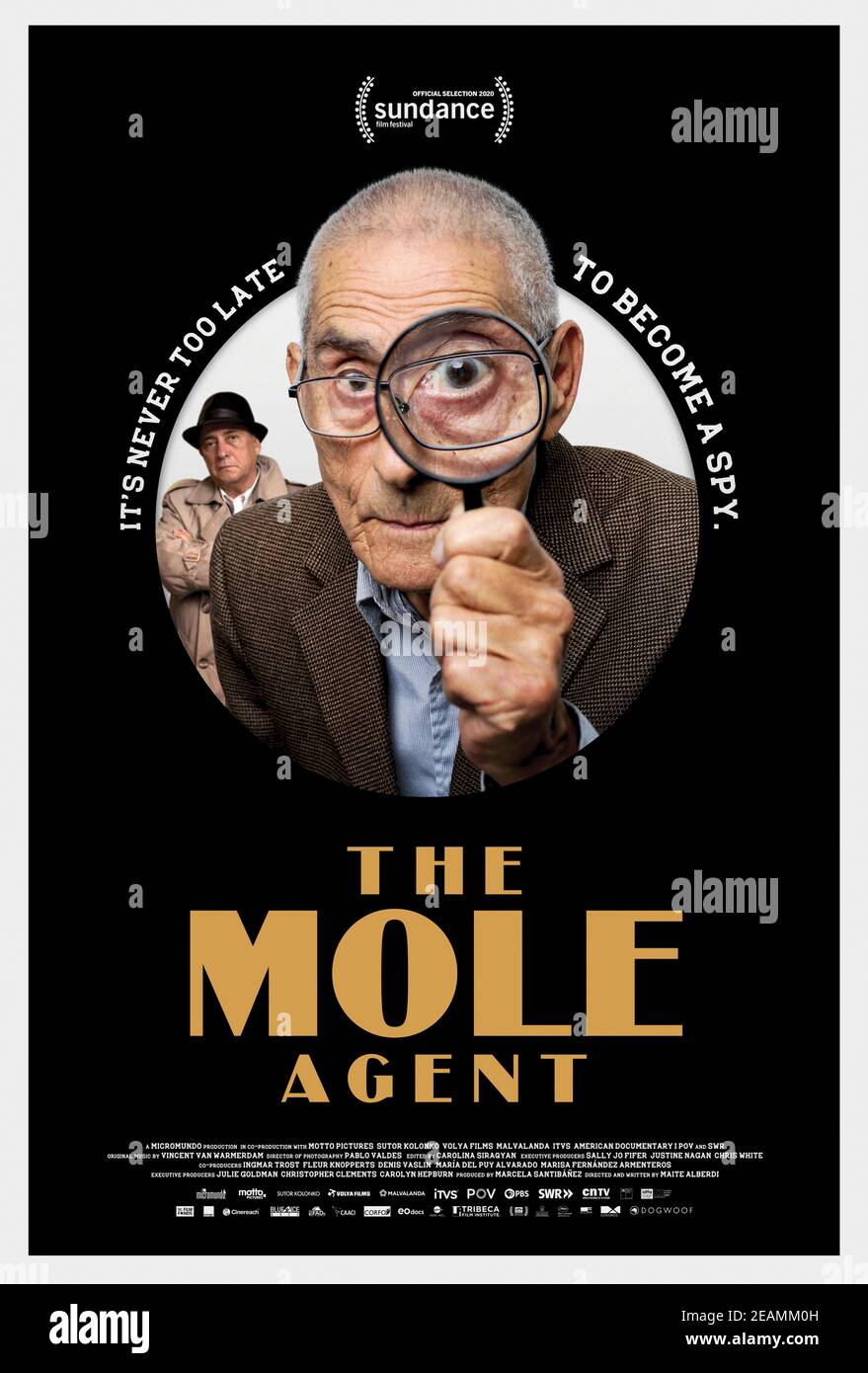 The Mole Agent (2020) unter der Regie von Maite Alberdi mit Petronila Abarca, Romulo Aitken und Sergio Chamy. Dokumentation über einen Privatdetektiv in Chile, der jemanden anheuert, der als Maulwurf in einem Altersheim arbeitet, wo ein Klient den Missbrauch der Klienten vermutet. Stockfoto