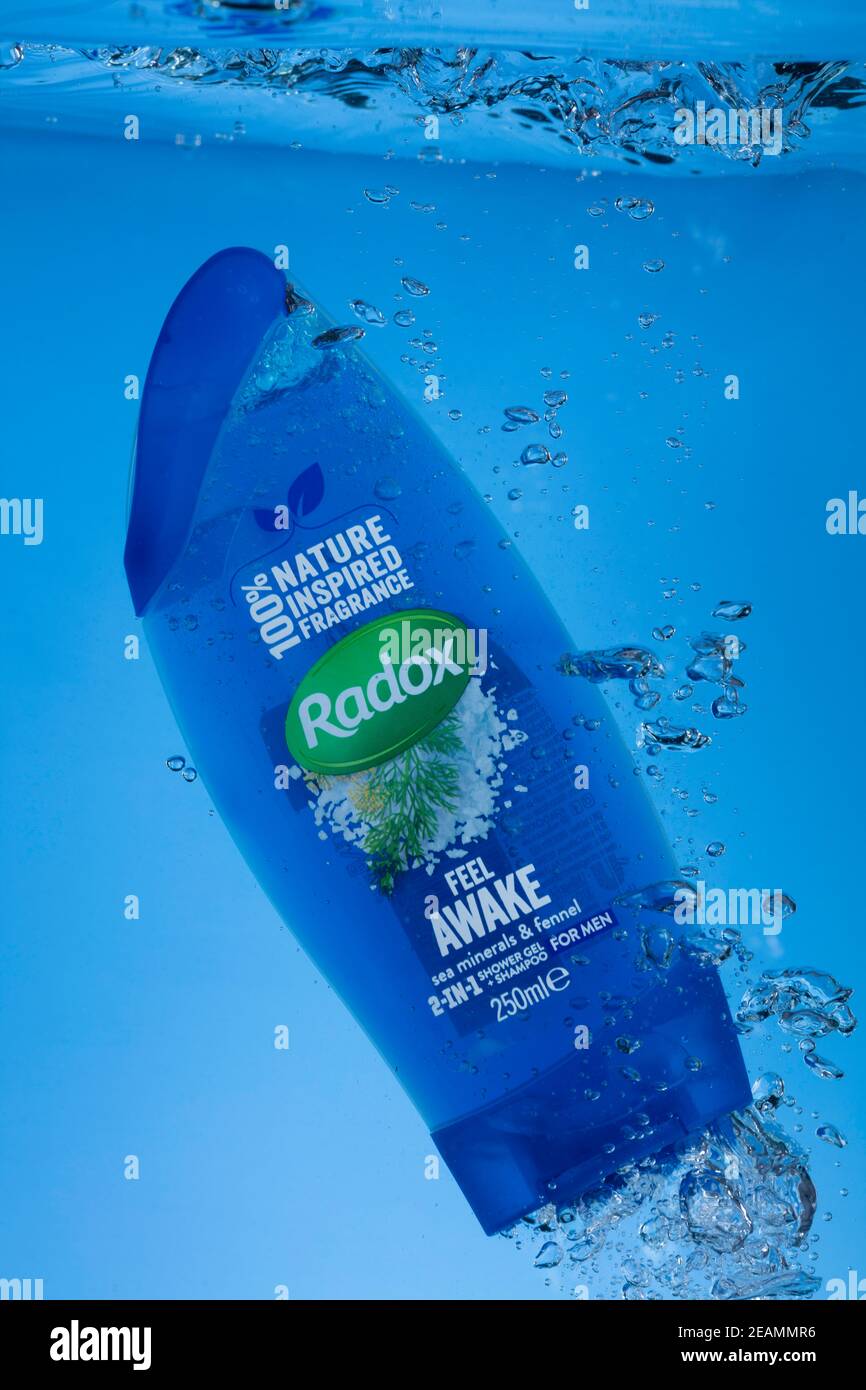 Freeze Motion Foto von RADOX Herren Duschgel & Shampoo unter Wasser. Stockfoto