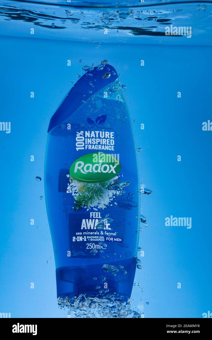 Freeze Motion Foto von RADOX Herren Duschgel & Shampoo unter Wasser. Stockfoto