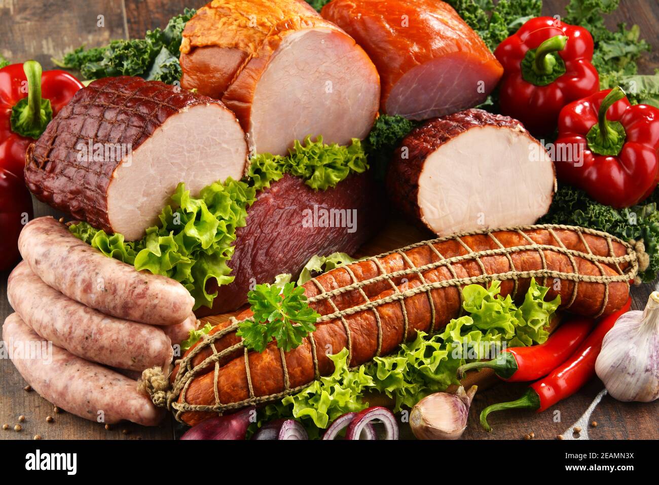 Vielzahl von Fleischerzeugnissen mit Schinken und Würstchen Stockfoto