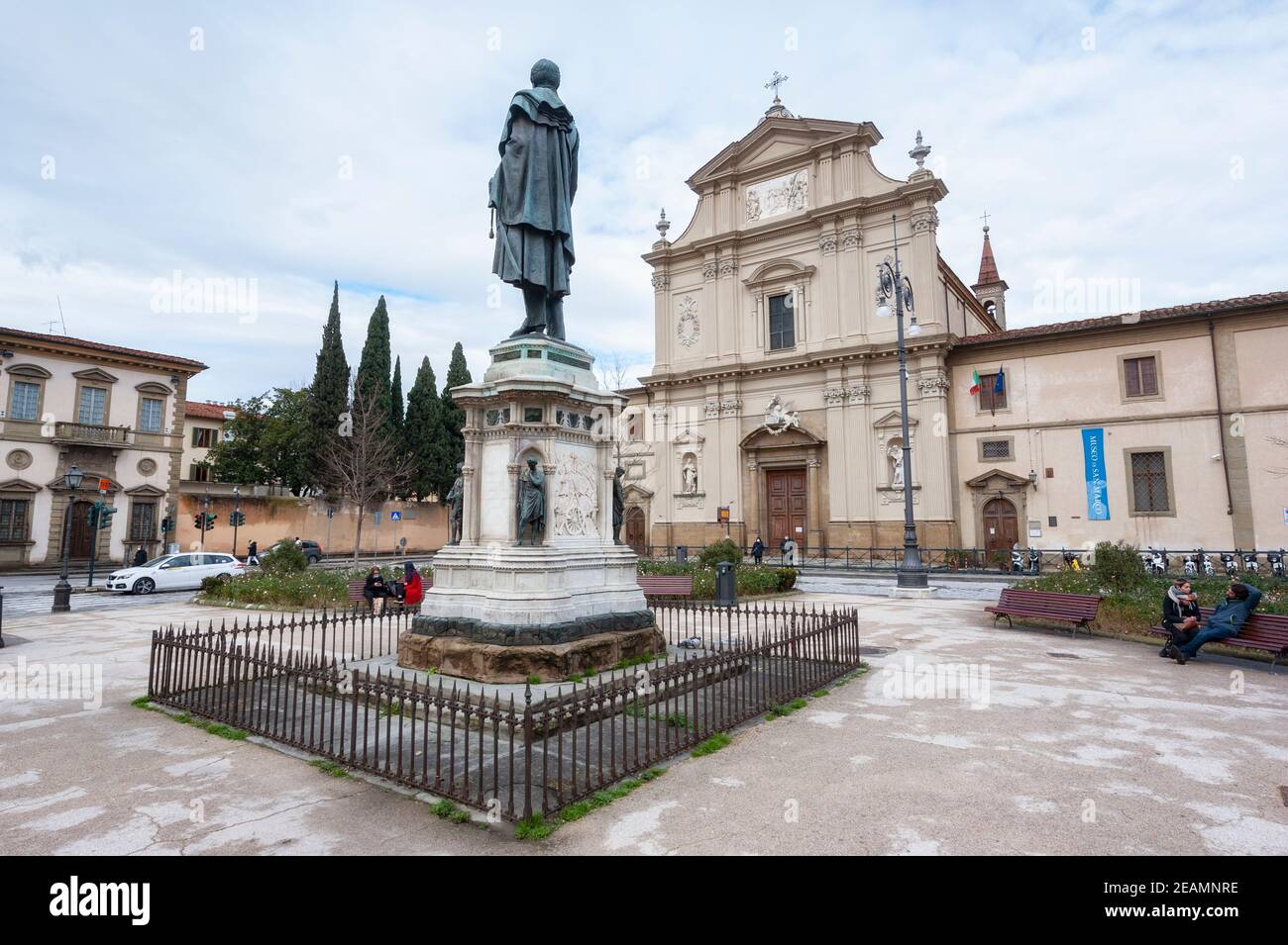 Florenz, Italien - 2021. Januar 31: Piazza San Marco mit seiner Barockkirche. Manfredo Fanti Bronzestatue in der Mitte des Platzes. Stockfoto