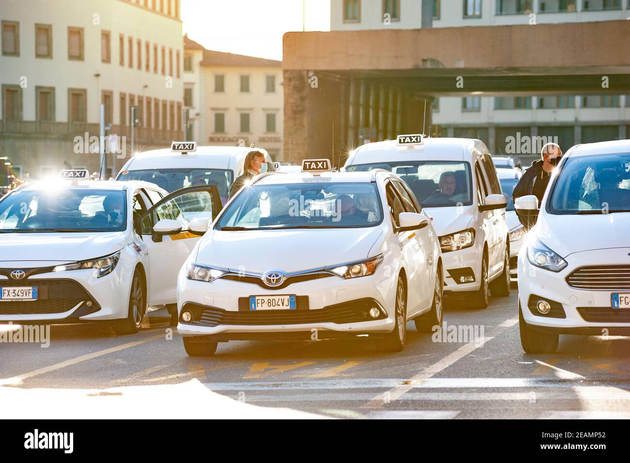 Florenz, Italien - 2021. Januar 31: Taxifahrer warten vor dem Bahnhof. Stockfoto