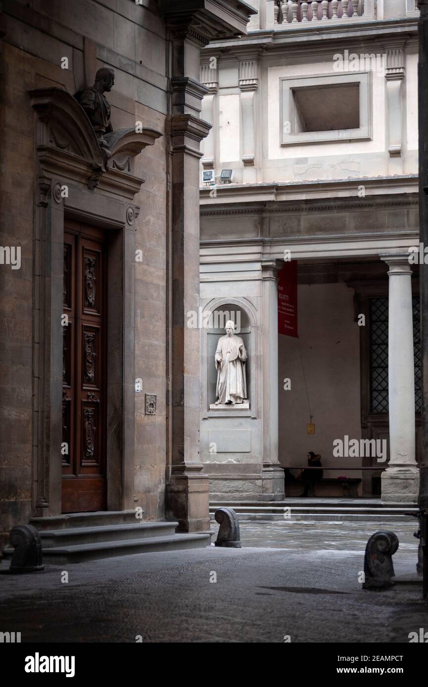 Florenz, Italien - 2021, Januar 31: Blick auf den Innenhof der Uffizien, von der Via Lambertesca. Stockfoto