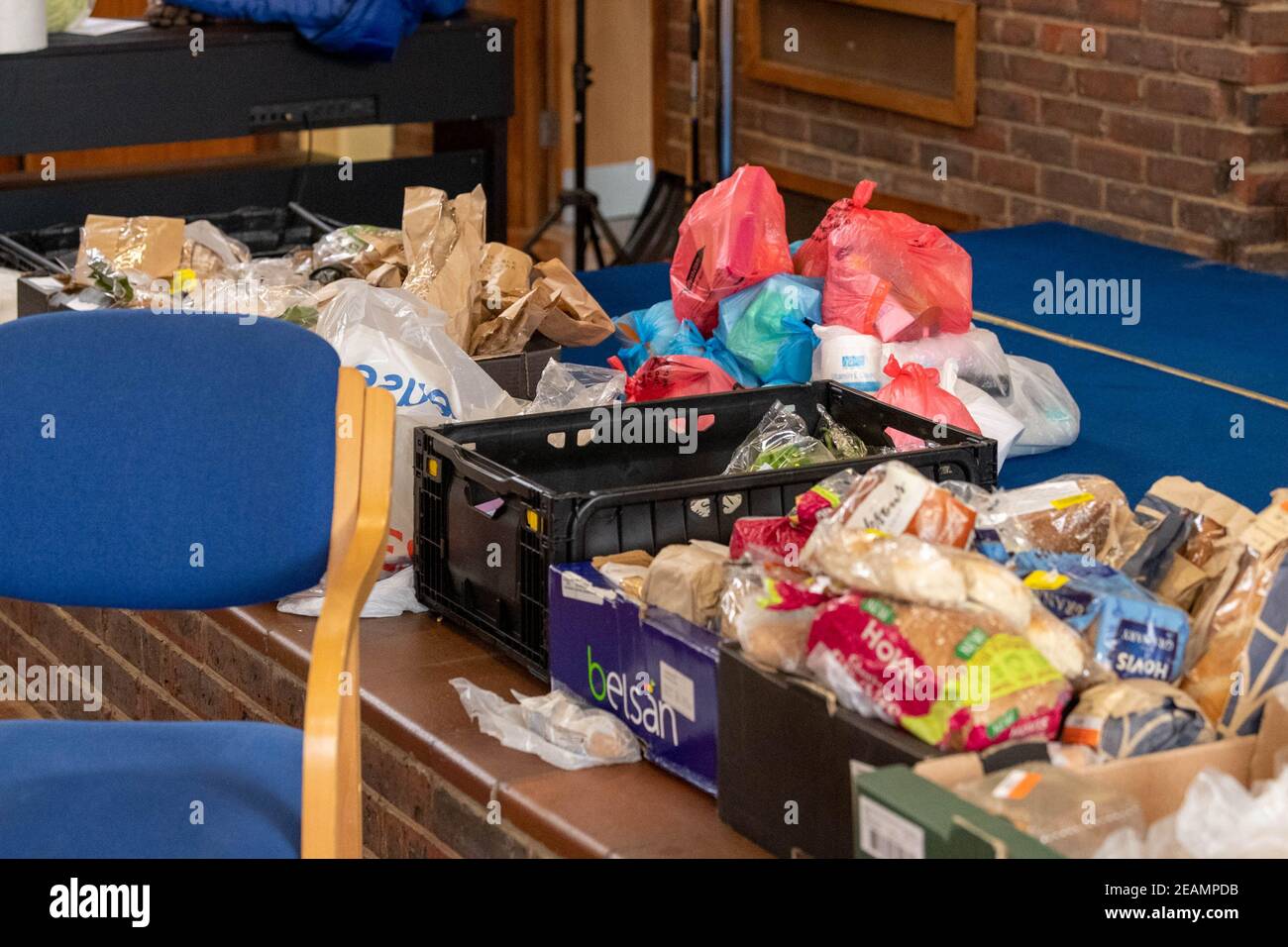 Brentwood Essex 10th. Februar 2021 die Foodbank in der Doddinghurst Road Community Church hat während des Sturms Darcy immer wieder Lebensmittel und andere wichtige Dinge an Bedürftige verteilt. Die Veranstalter berichten von einem starken Nachfrageanstieg nach der letzten Sperre. Kredit: Ian Davidson/Alamy Live Nachrichten Stockfoto