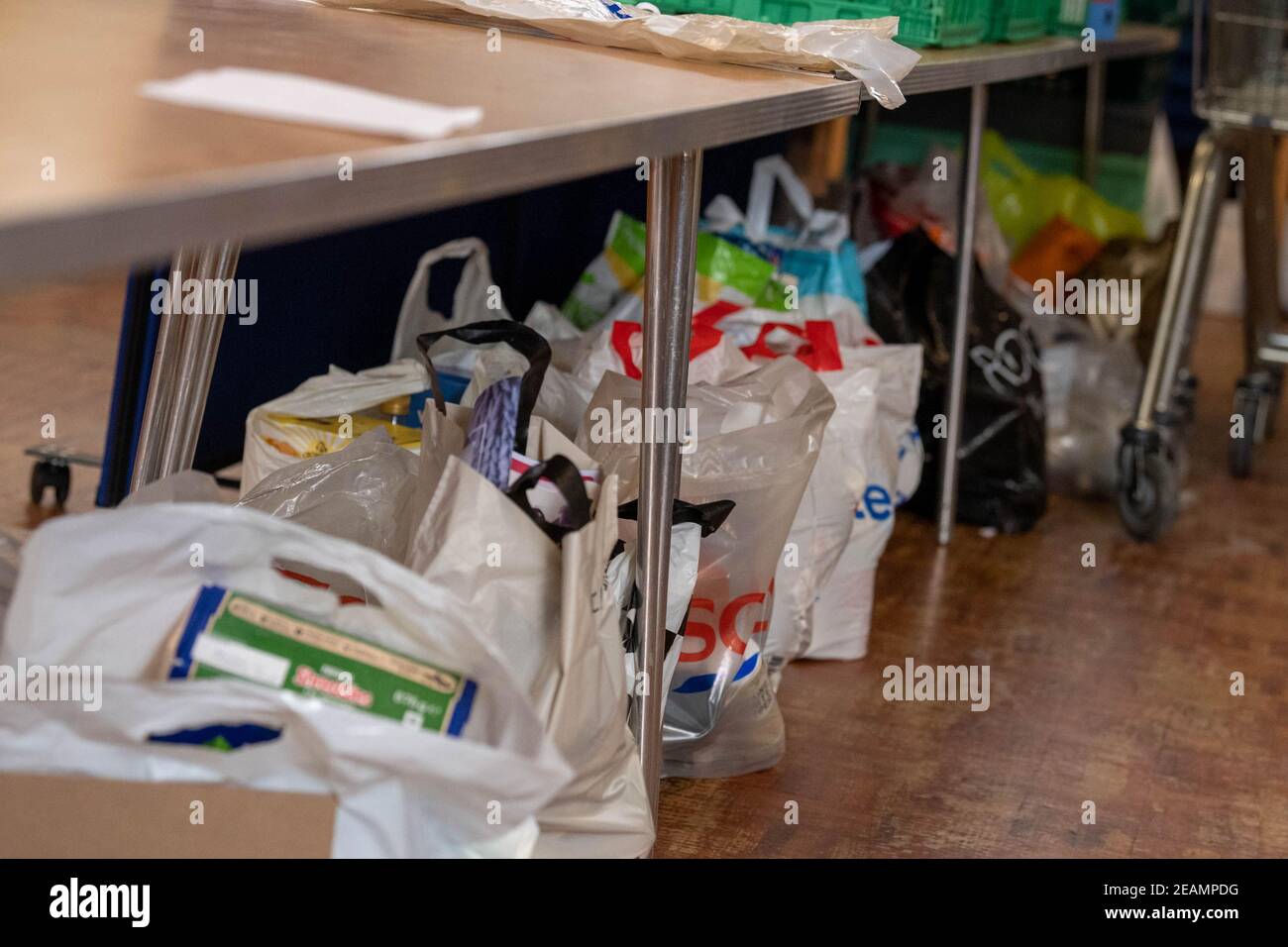 Brentwood Essex 10th. Februar 2021 die Foodbank in der Doddinghurst Road Community Church hat während des Sturms Darcy immer wieder Lebensmittel und andere wichtige Dinge an Bedürftige verteilt. Die Veranstalter berichten von einem starken Nachfrageanstieg nach der letzten Sperre. Kredit: Ian Davidson/Alamy Live Nachrichten Stockfoto