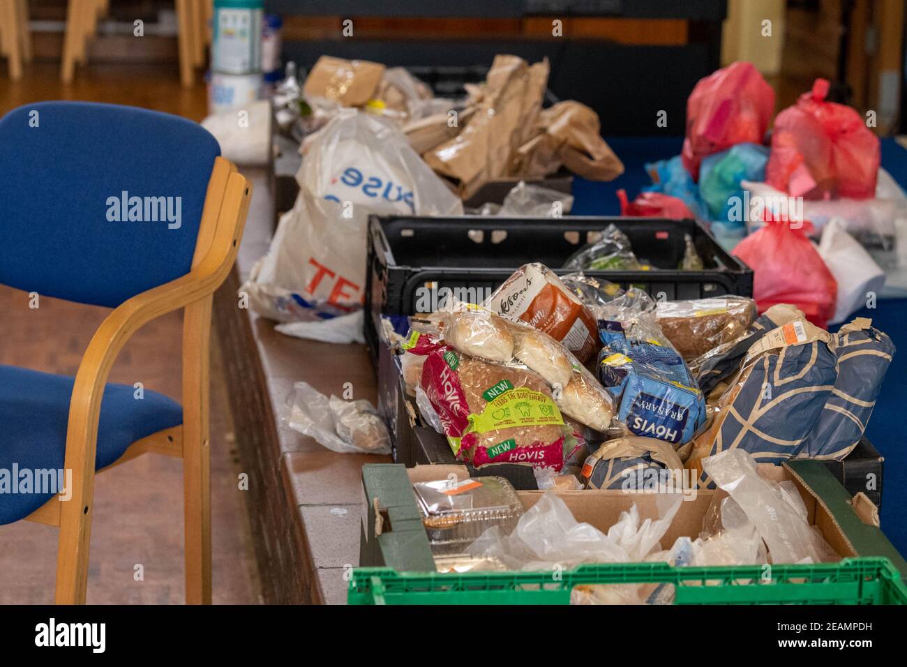 Brentwood Essex 10th. Februar 2021 die Foodbank in der Doddinghurst Road Community Church hat während des Sturms Darcy immer wieder Lebensmittel und andere wichtige Dinge an Bedürftige verteilt. Die Veranstalter berichten von einem starken Nachfrageanstieg nach der letzten Sperre. Kredit: Ian Davidson/Alamy Live Nachrichten Stockfoto