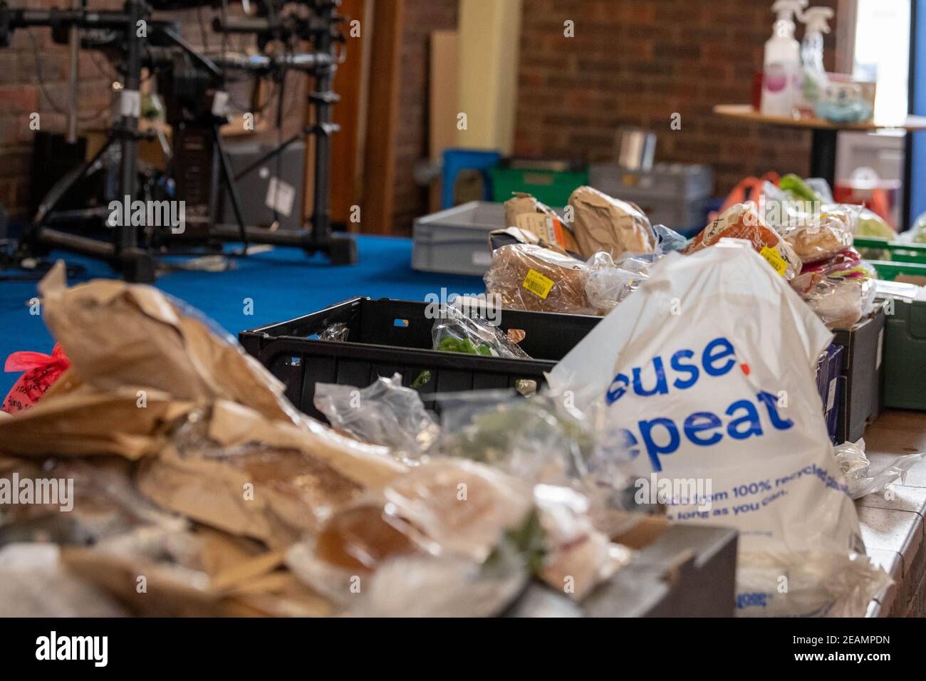 Brentwood Essex 10th. Februar 2021 die Foodbank in der Doddinghurst Road Community Church hat während des Sturms Darcy immer wieder Lebensmittel und andere wichtige Dinge an Bedürftige verteilt. Die Veranstalter berichten von einem starken Nachfrageanstieg nach der letzten Sperre. Kredit: Ian Davidson/Alamy Live Nachrichten Stockfoto