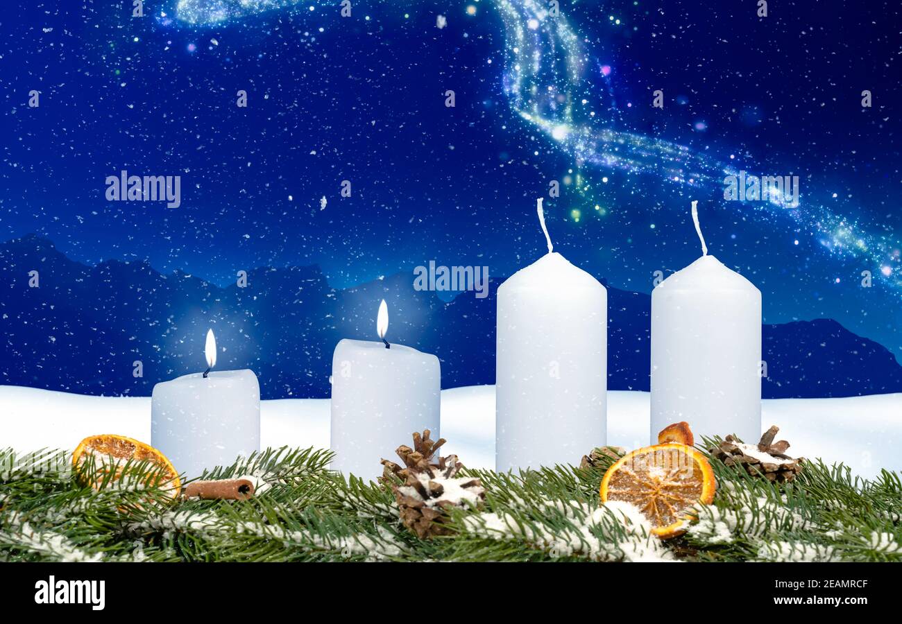 Zwei Kerzen auf einem Adventskranz brennen mit winterlichen Hintergrund Stockfoto