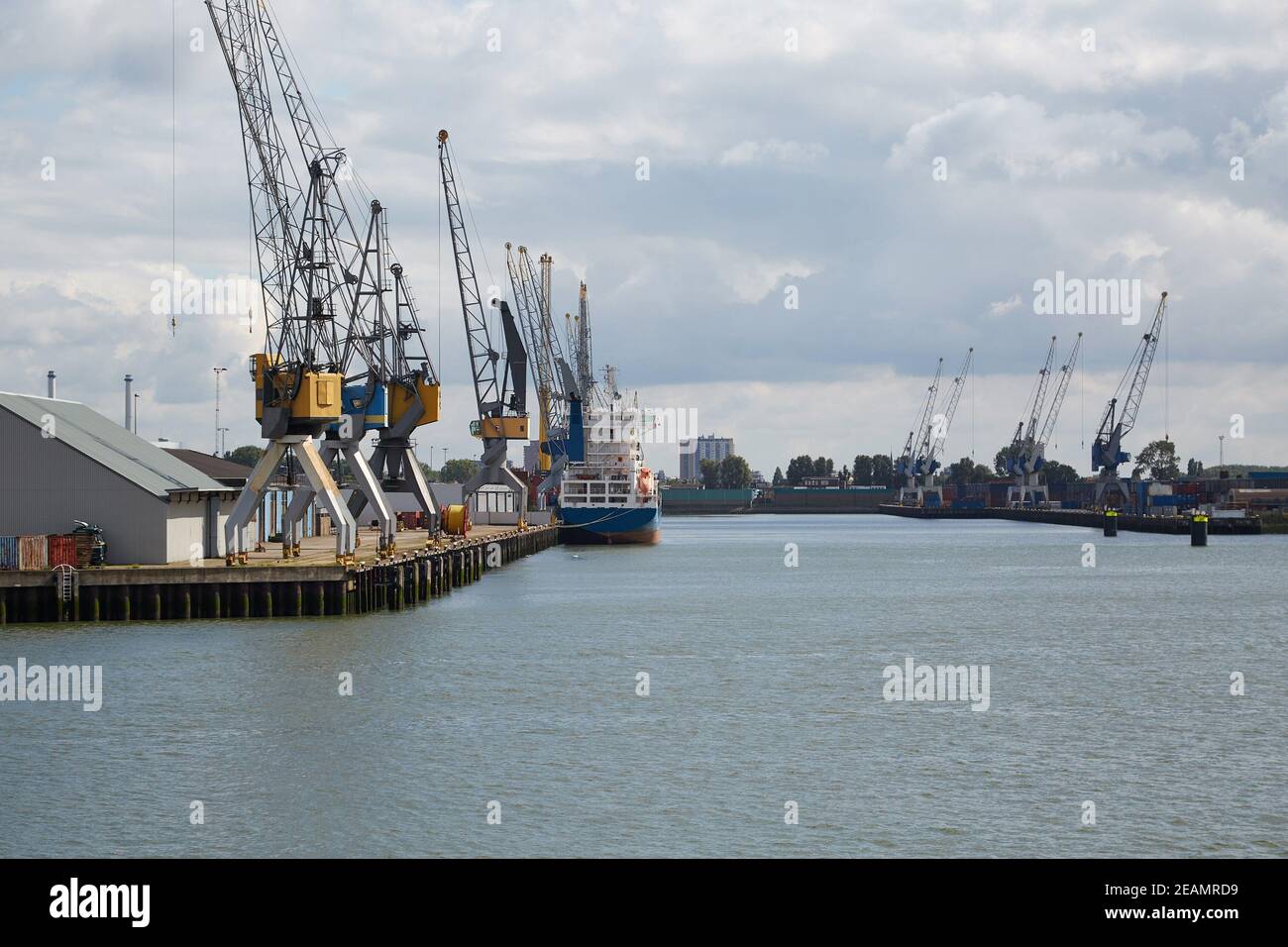 Industrielle Schiffe im Dock mit Blick auf die Stadt Rotterdam Stockfoto