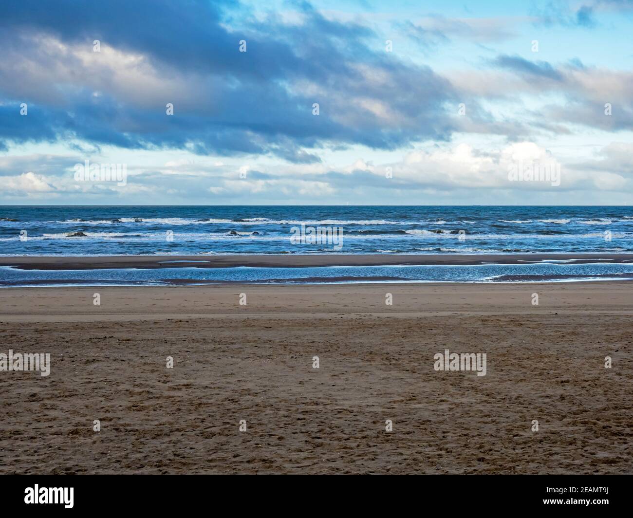 Sandstrand und sanfte Wellen in Noordwijk, Niederlande Stockfoto