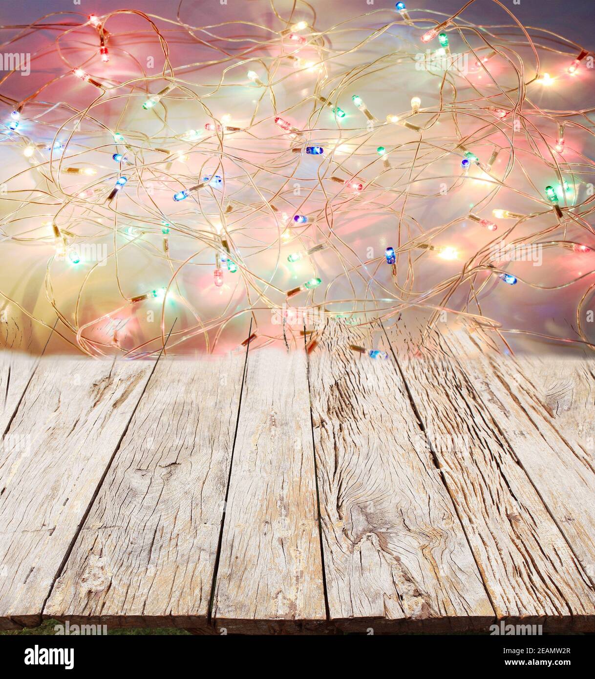 Weihnachtslichter auf Holz Hintergrund Stockfoto