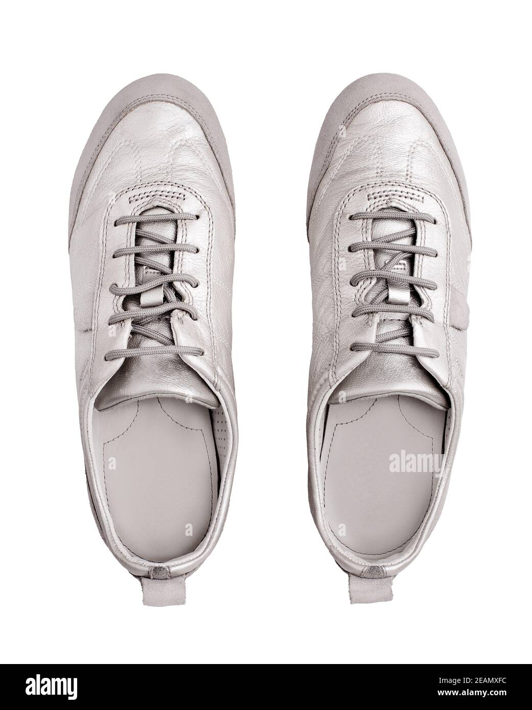 Silberne Leder Sneakers weißen Hintergrund isoliert Nahaufnahme von oben,  stilvolle hellgraue Wildleder Gummischuhe, Paar beige Schuhe mit  Schnürsenkeln, Sitzstiefel Stockfotografie - Alamy