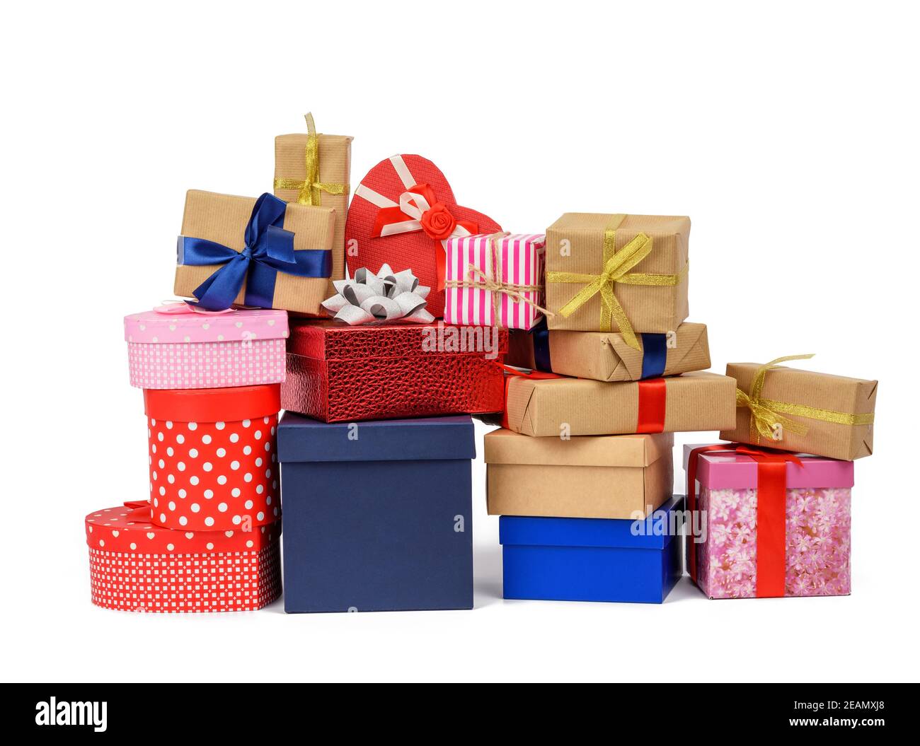 Großer Stapel von Geschenken in braunem Kraftpapier und eingewickelt Gebunden mit Seidenband blau und rot Stockfoto