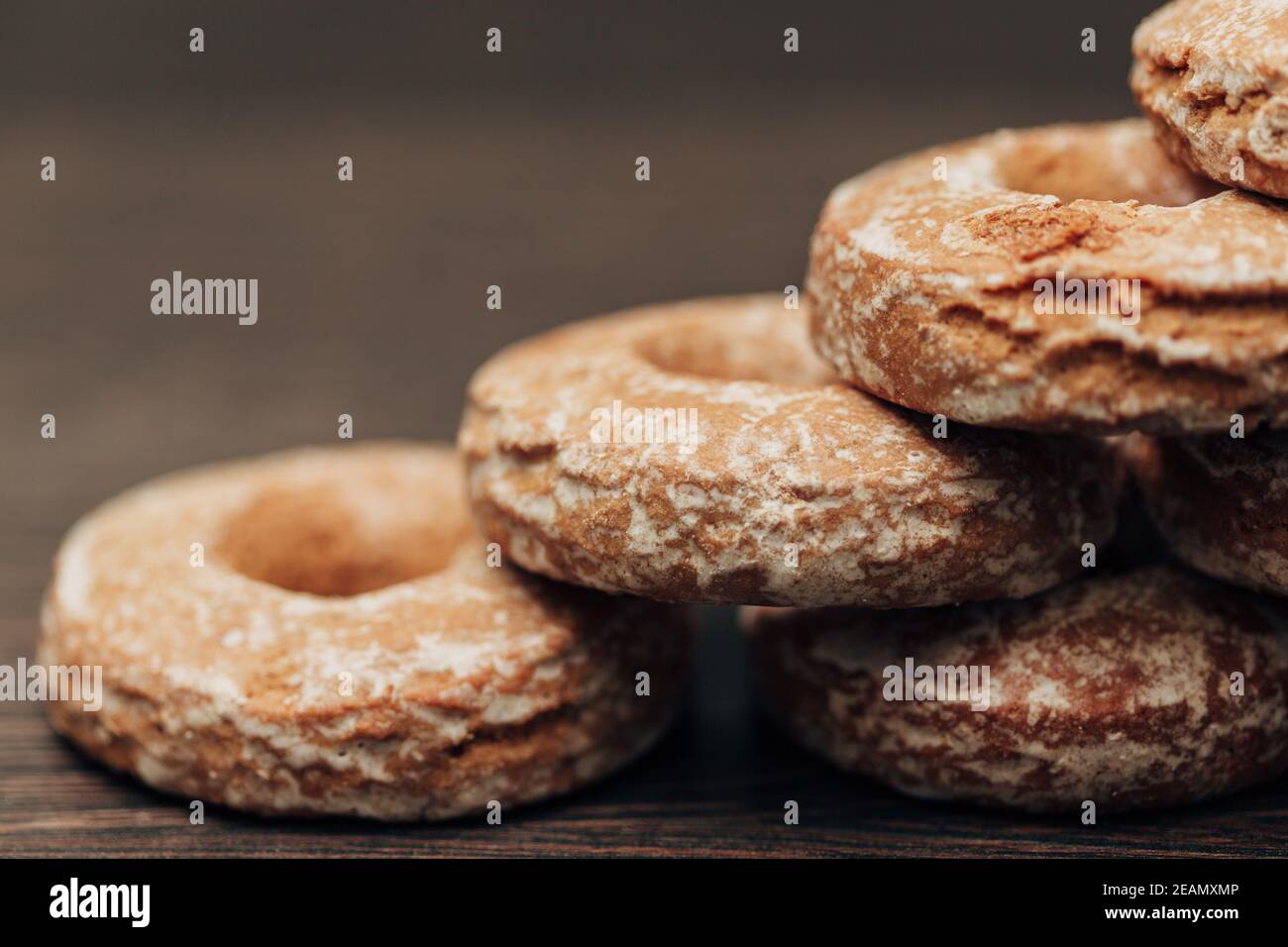 Schöne Bagels und Lebkuchen liegen auf einem braunen Hintergrund Stockfoto