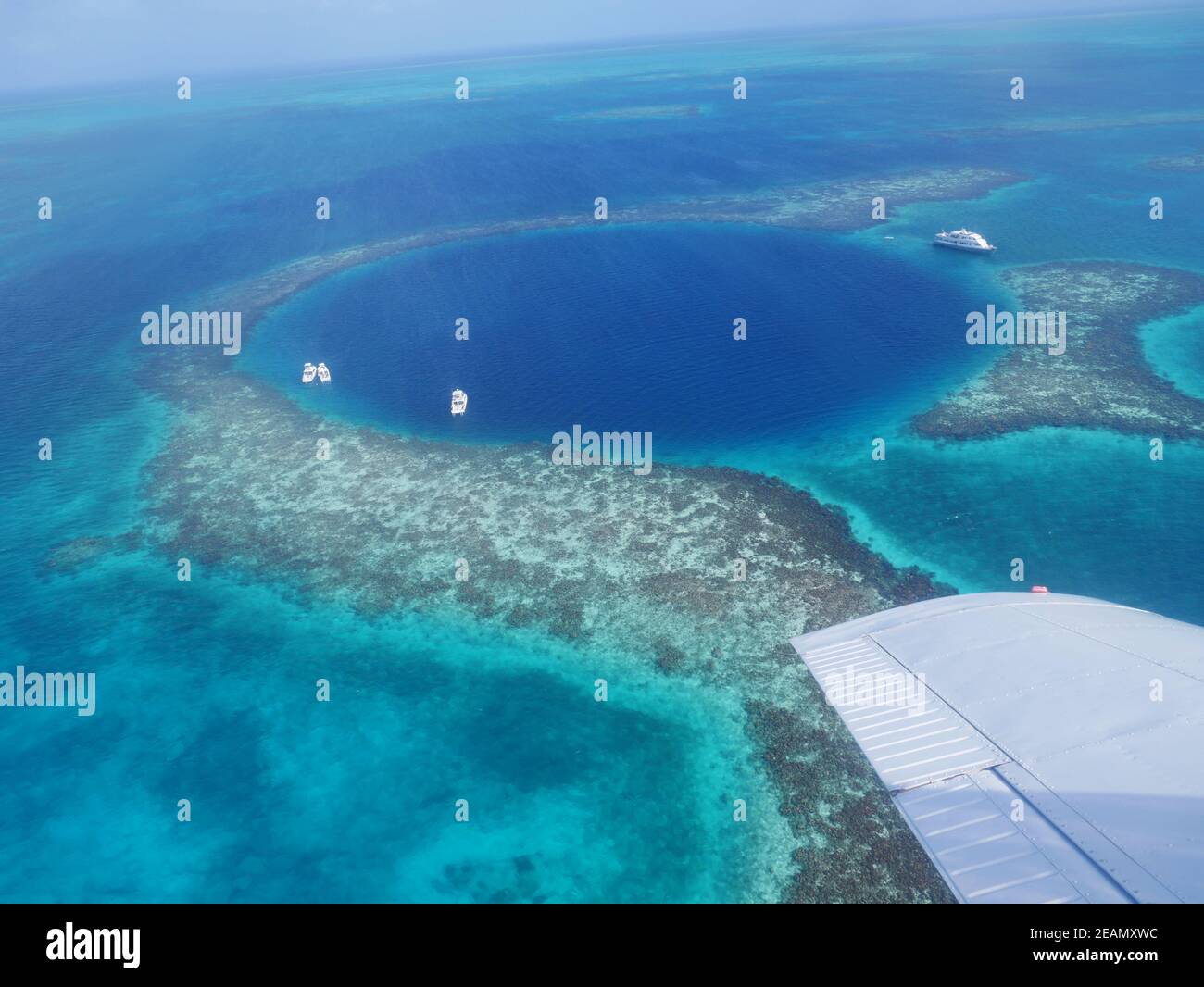 Rundflug mit einem Propellerflugzeug zum Barrier Reef In Belize zum berühmten Great Blue Hole Stockfoto