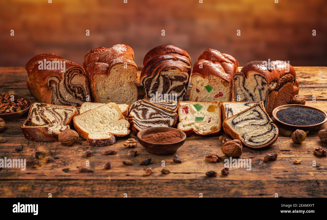 Auswahl an süßem Brot Laib Stockfoto