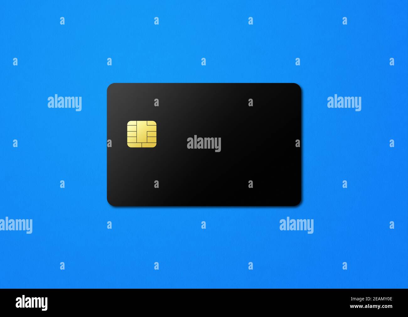 Schwarze Kreditkarte auf blauem Hintergrund Stockfoto