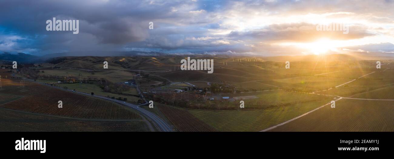 Der Sonnenuntergang beleuchtet ausgedehnte Weinberge in Livermore, Kalifornien. Dieser wunderschöne Teil der Bay Area ist für seine Weingüter und Craft Breweries bekannt. Stockfoto