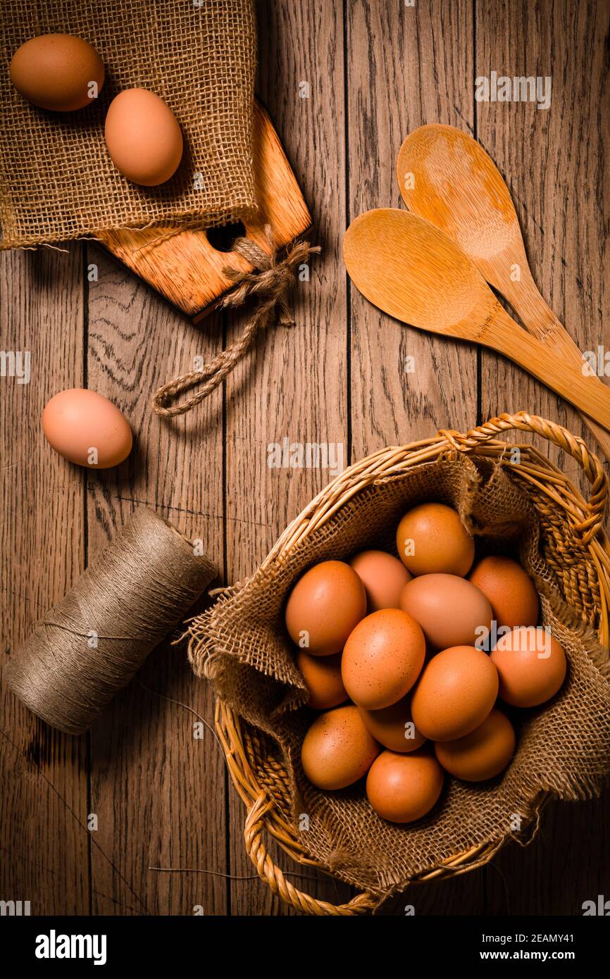 Bio-Eier auf Holzhintergrund, fertig zum Backen Stockfoto