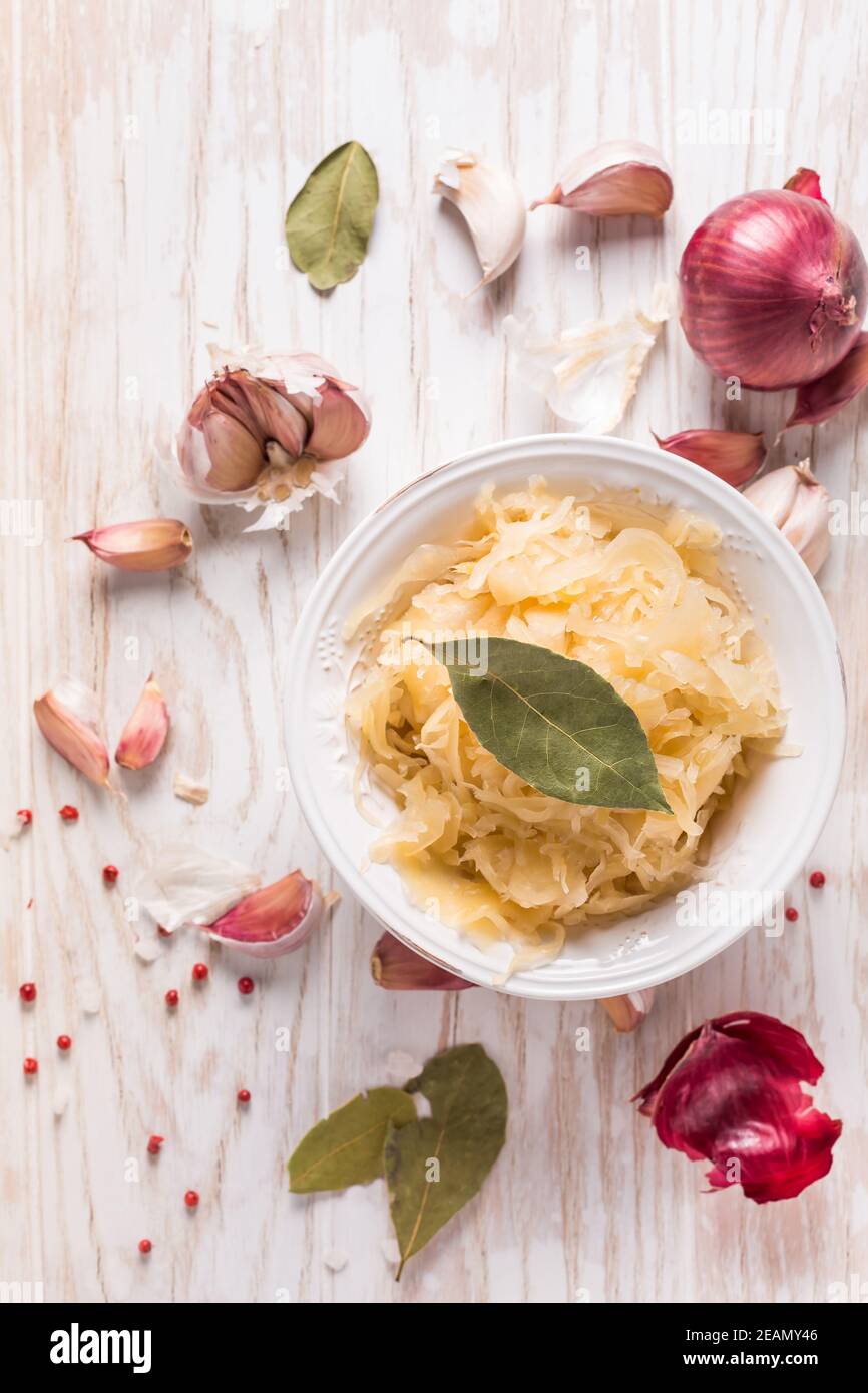 Bio-Sauerkraut (eingelegter Kohl) mit Zwiebeln, Knoblauch und Gewürzen Stockfoto