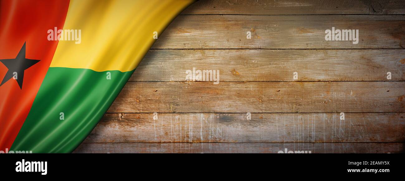 Guinea Bissau Flagge auf Vintage Holz Wandbanner Stockfoto