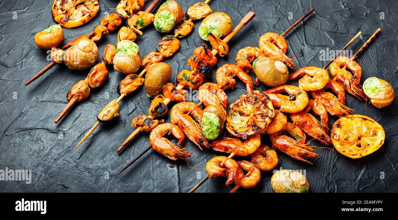Gegrillte Garnelen und Muscheln Spieße Stockfoto