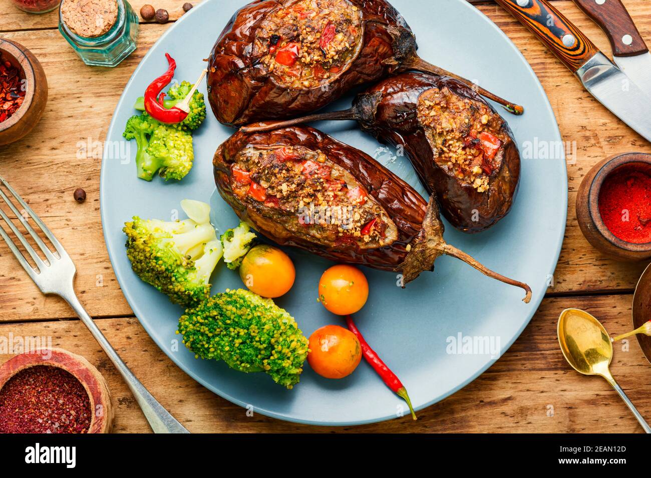 Gegrillte Auberginen gefüllt mit Gemüse Stockfoto