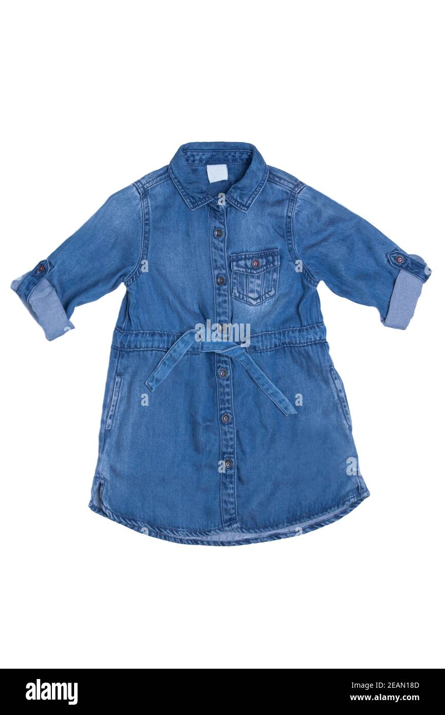 Jeanskleid isoliert. Close-up von niedlichen langen Ärmeln blau jean-Kleid für kleine Mädchen auf einem weißen Hintergrund isoliert. Jeansmode für Kinder. Stockfoto