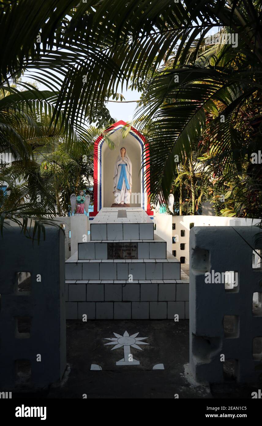 Das Grab des kroatischen Jesuitenmissionars Ante GabriÄ‡ hinter der katholischen Kirche in Kumrokhali, Westbengalen, Indien Stockfoto