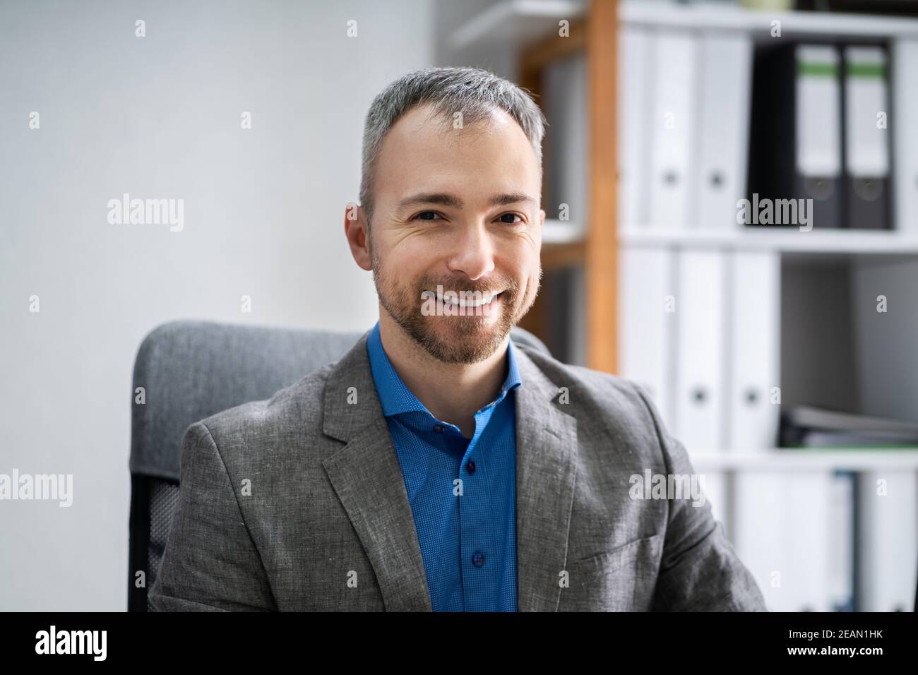 Portrait Of Smiling Man Stockfoto