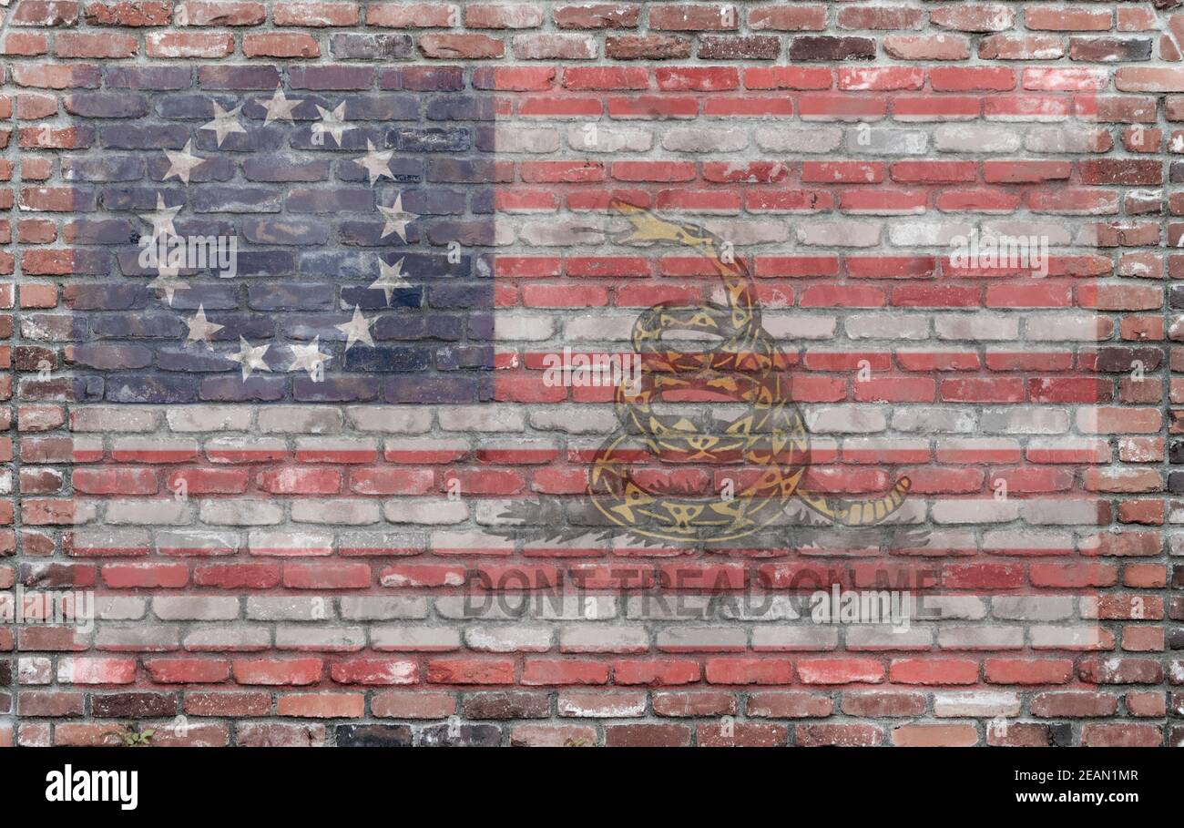 Vintage erste amerikanische Flagge und nicht auf mich Logo treten Gemalt auf einem verwitterten alten Backstein Wand Hintergrund Stockfoto