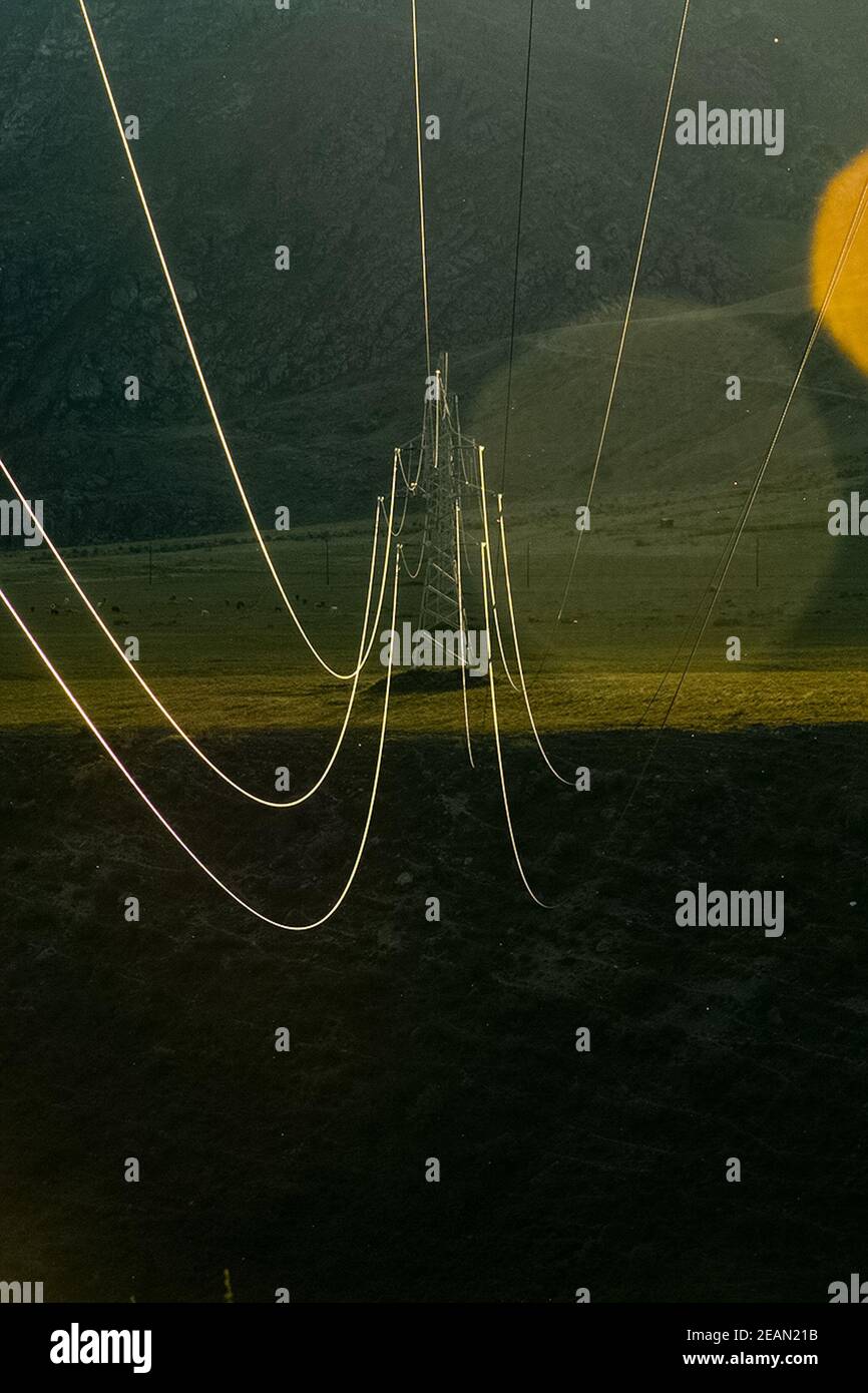 Hochspannungsleitungen, Blick von einem anderen Stützleitungsmast. Stockfoto