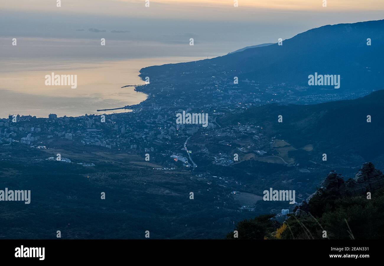 Die Berge und die Wälder Krim. Die Nadelbäume und die Laubbäume auf den Hügeln der Berge und der Felsen Stockfoto