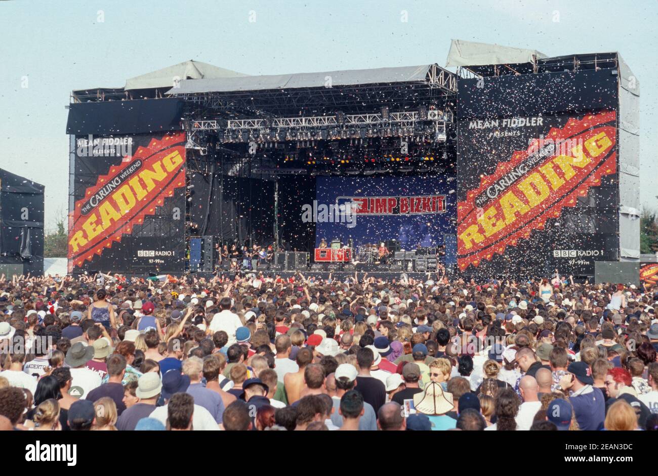 Fans beobachten Limp Bizkit auf dem Reading Festival 2000, Berkshire, England, Großbritannien. Stockfoto