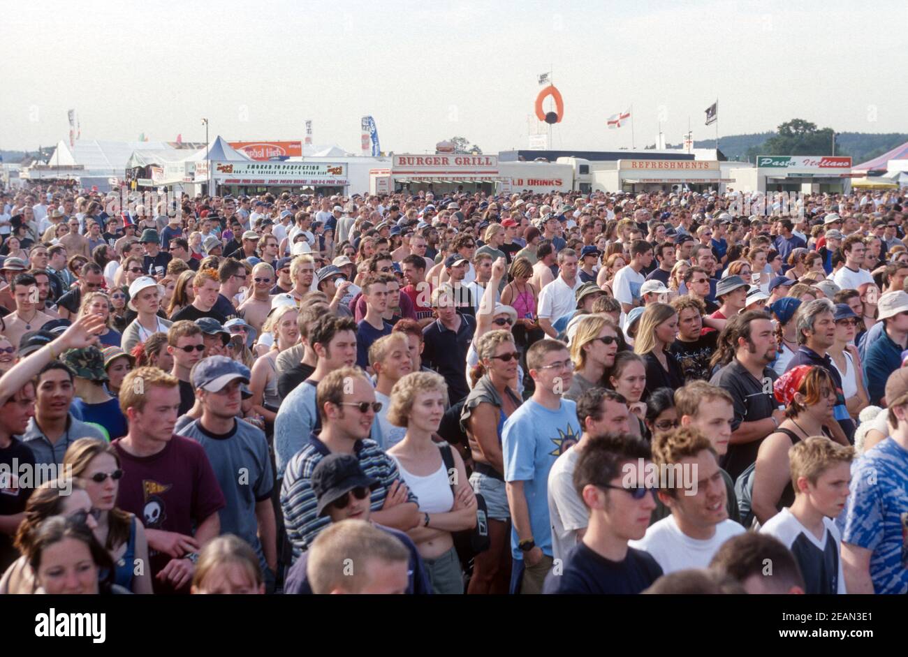 Fans beobachten Limp Bizkit auf dem Reading Festival 2000, Berkshire, England, Großbritannien. Stockfoto