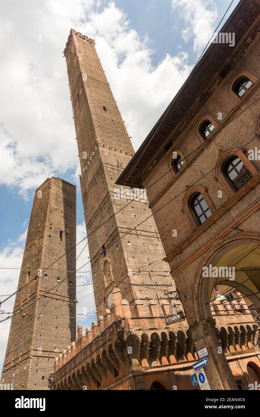 Die Zwillingstürme oder zwei Türme in Bologna Italien, der Garisenda Turm und Asinelli Turm Stockfoto